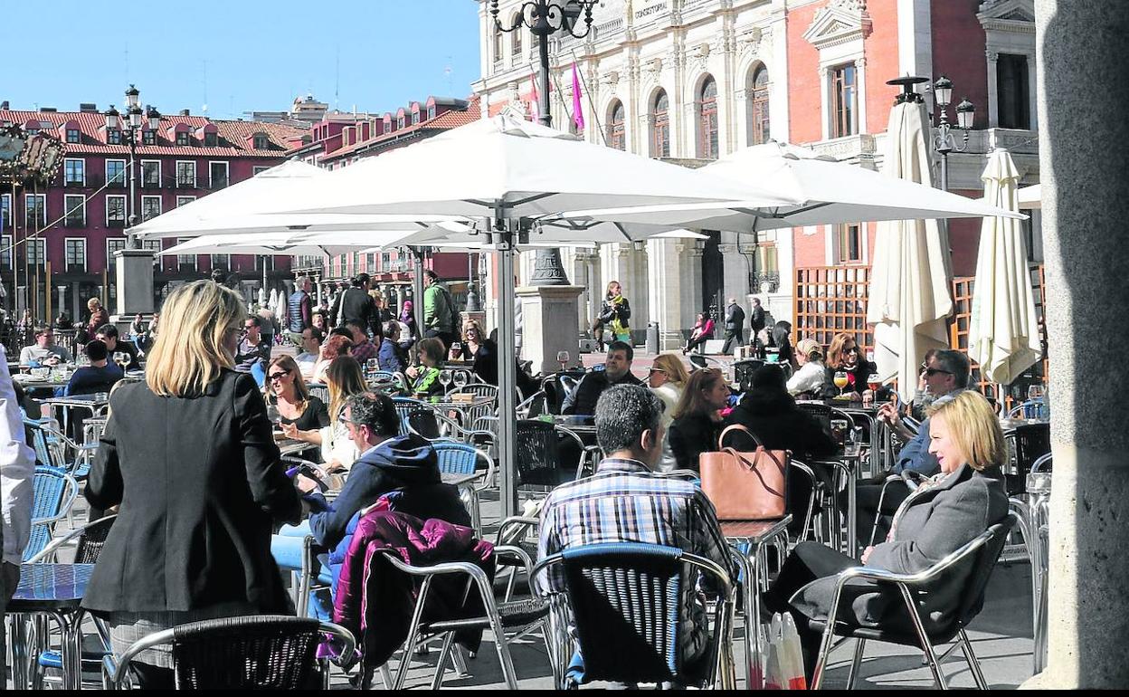 Aspecto de las terrazas de la Plaza Mayor, con muchas personas disfrutando del tiempo primaveral de las últimas semanas.