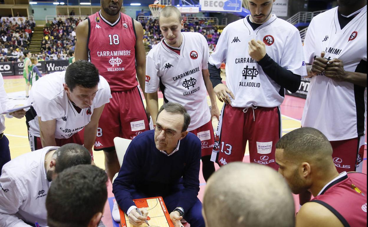 Hugo López da explicaciones durante un tiempo muerto. 