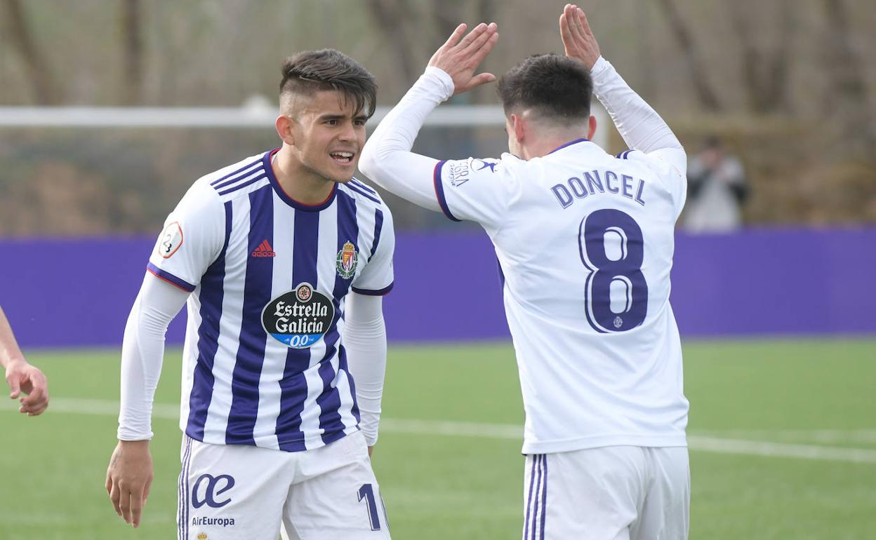 Kuki Zalazar celebra el gol con Doncel. 