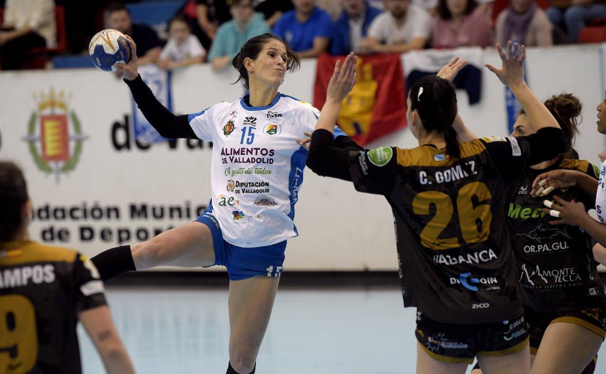 Agustina López se eleva sobre la defensa gallega para lanzar a puerta. 