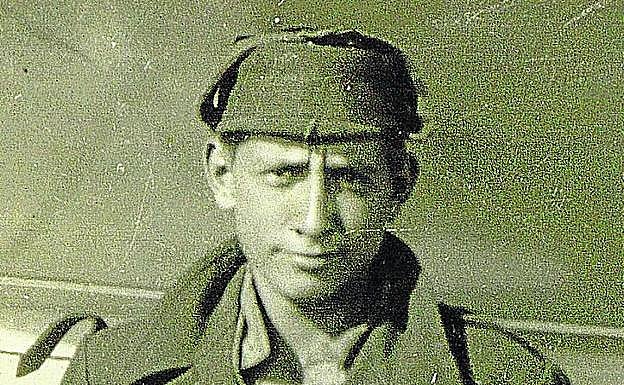 Delibes, de uniforme. 