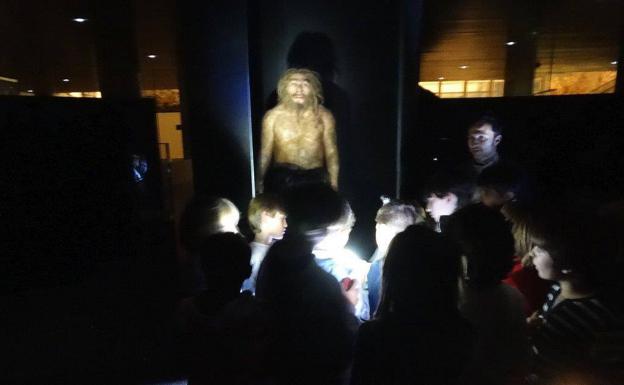 Un grupo de niños ante Miguelón, en una estancia nocturna en el Museo de la Evolución Humana, en Burgos.