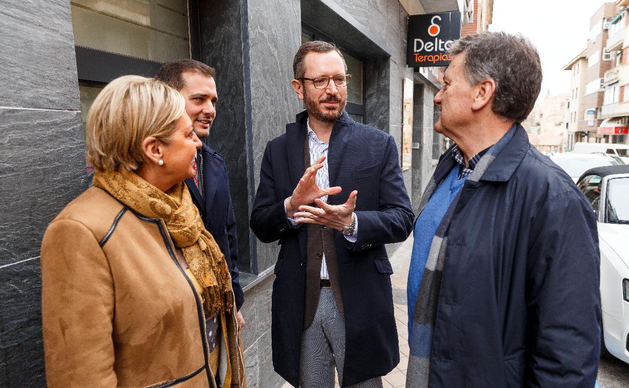 Javier Maroto y Francisco Vázquez conversan con Paloma Sanz y Pablo Pérez a su llegada a la sede del PP. 