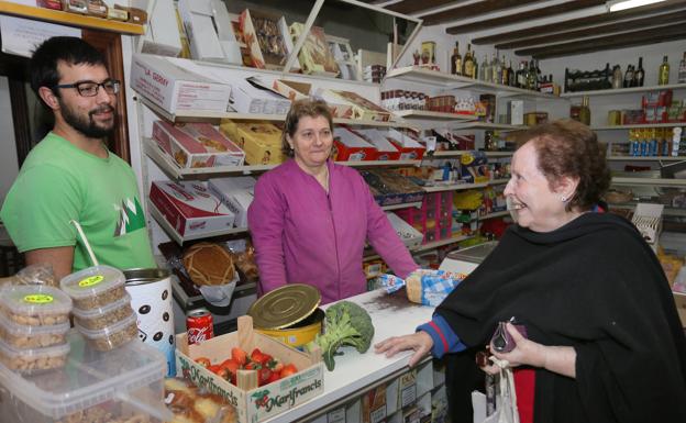 Luisa, vecina de Piña de Campos, charla con Elena, dueña de una de las dos tiendas que quedan abiertas en el municipio. 