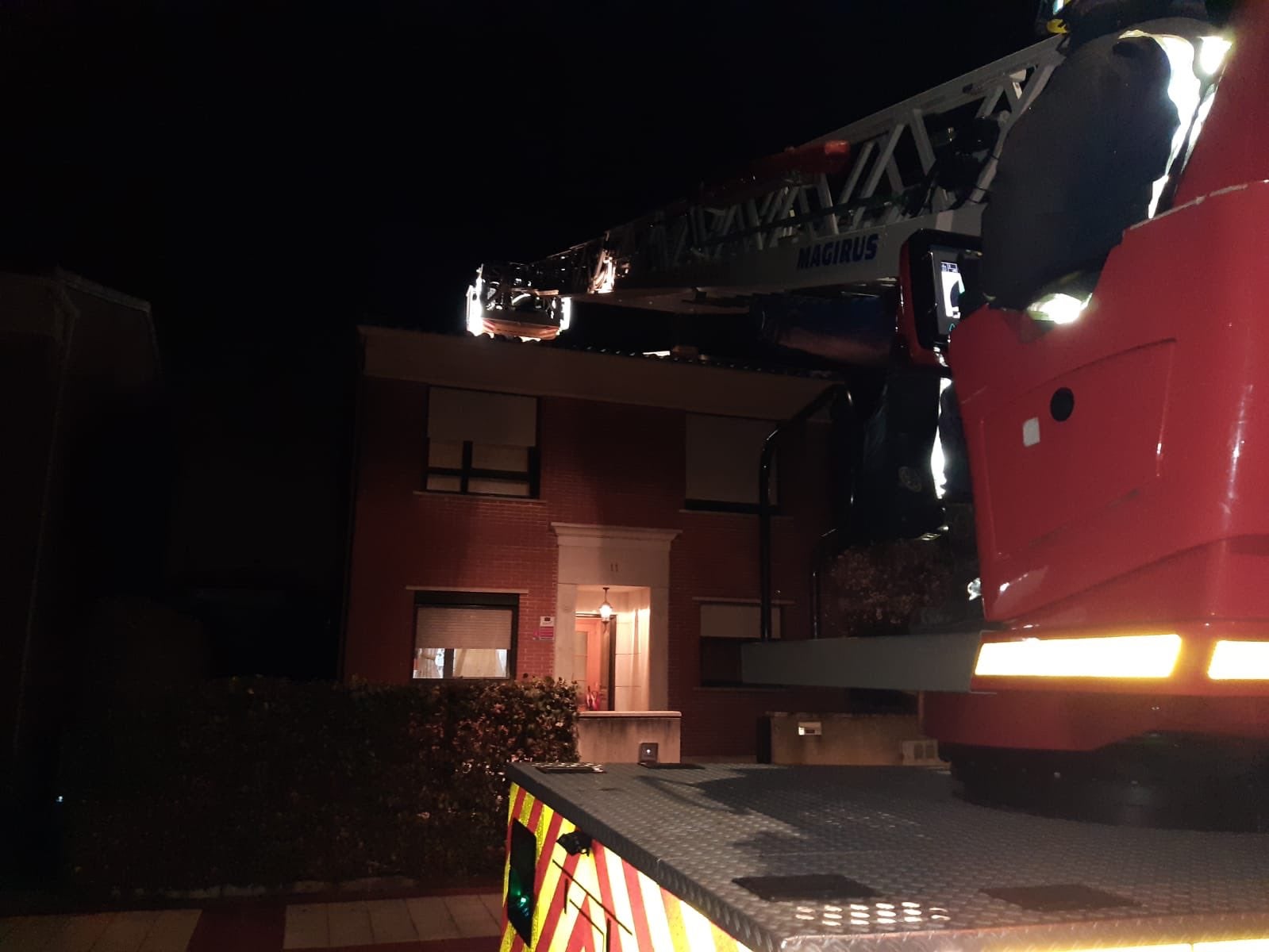 Imagen secundaria 2 - Los servicios de emergencias del 112 trabajan en la retirada de una antena parabóiica y un árbol en Boecillo (Valladolid).