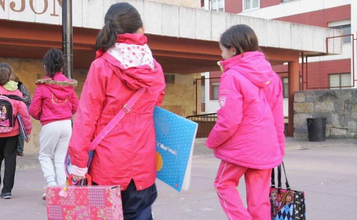 Un grupo de escolares se dirige hacia sus aulas.