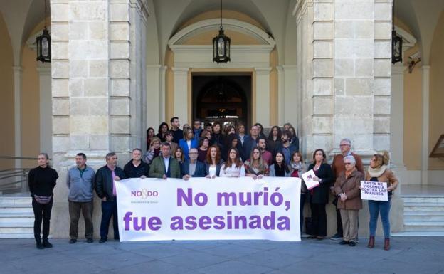 Minuto de silencio por la última vícitma de la violencia de género en Aznalcóllar (Sevilla).