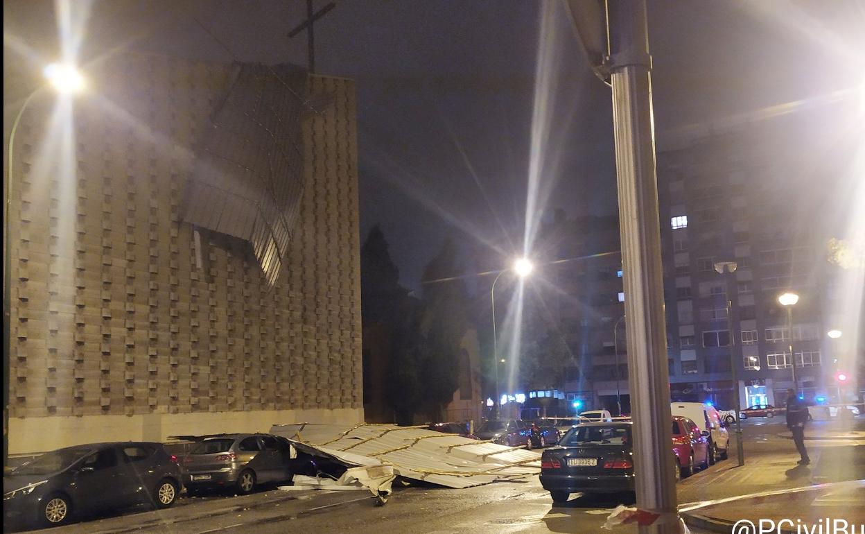 El viento arranca parte del tejado de la iglesia de Santo Domingo de Guzmán de Burgos y provoca cortes de luz en varias zonas de la capital