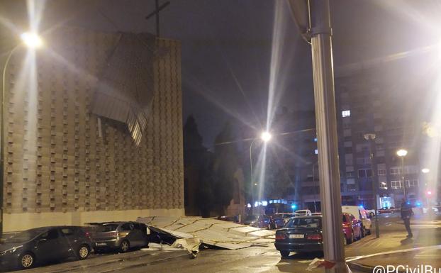 El viento arranca parte del tejado de la iglesia de Santo Domingo de Guzmán de Burgos y provoca cortes de luz en varias zonas de la capital