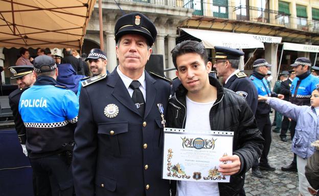 Héctor Javier Muñoz, con el diploma en la mano, junto al oficial Ángel González. 