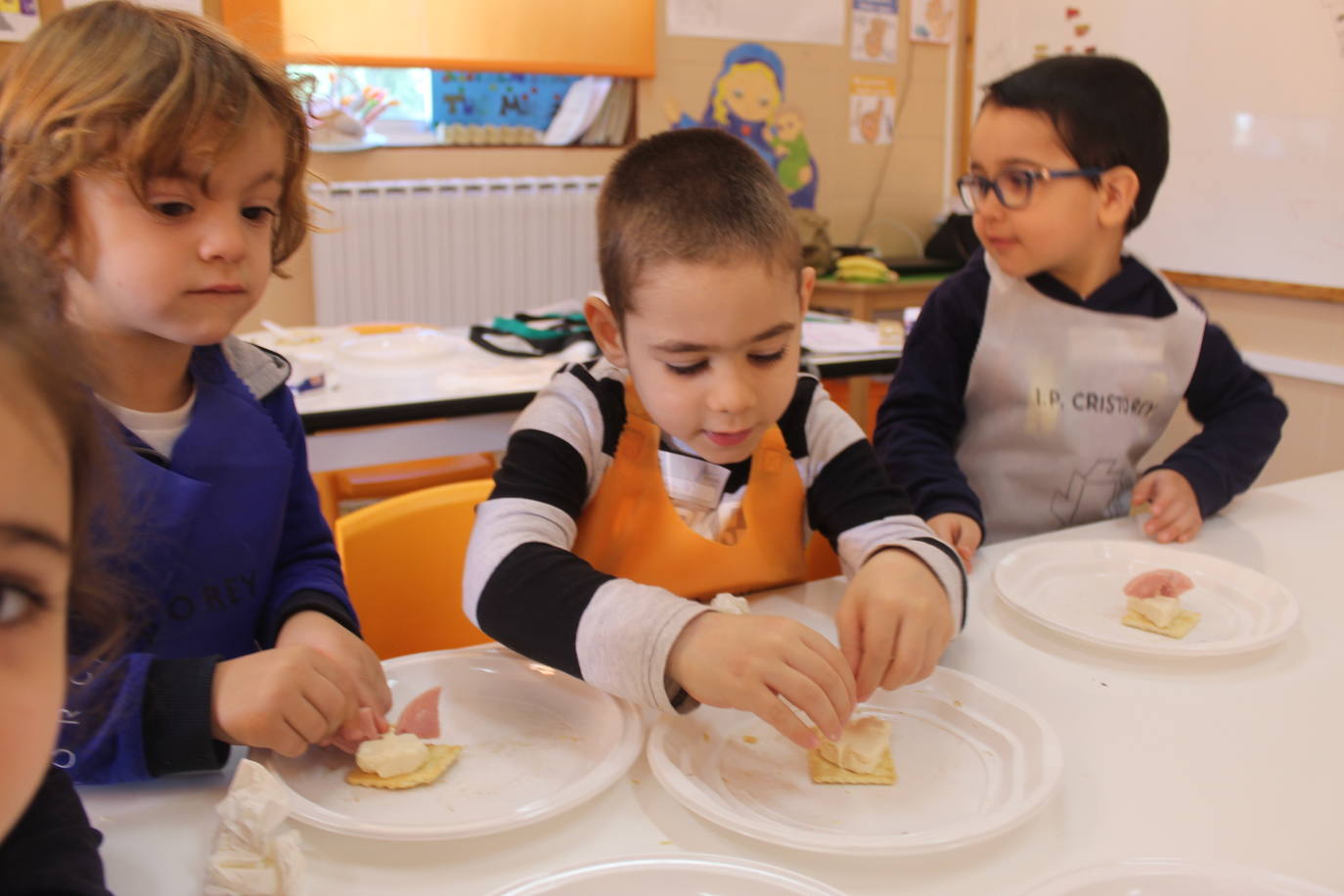 Los niños aprendieron a crear ratones de queso.
