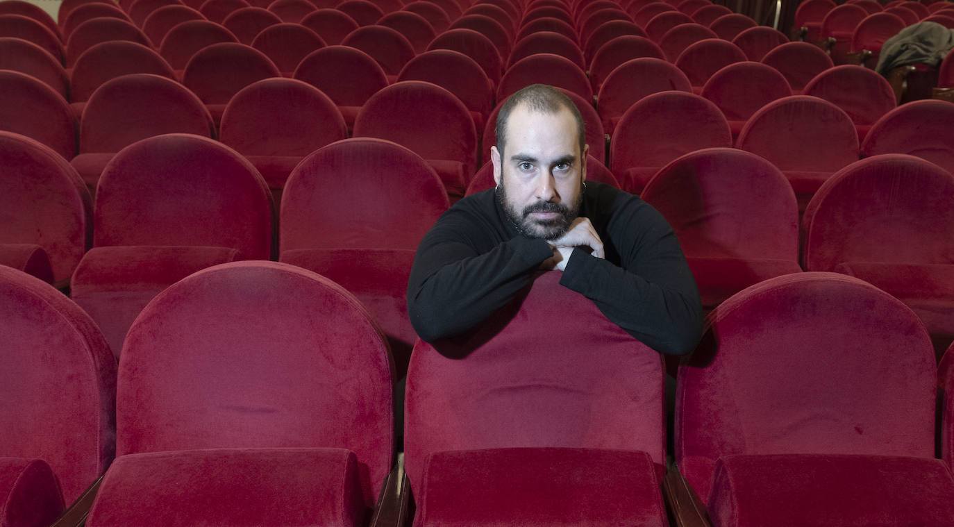 El actor Alberto Velasco Posa en el Teatro Calderón de Valladolid.