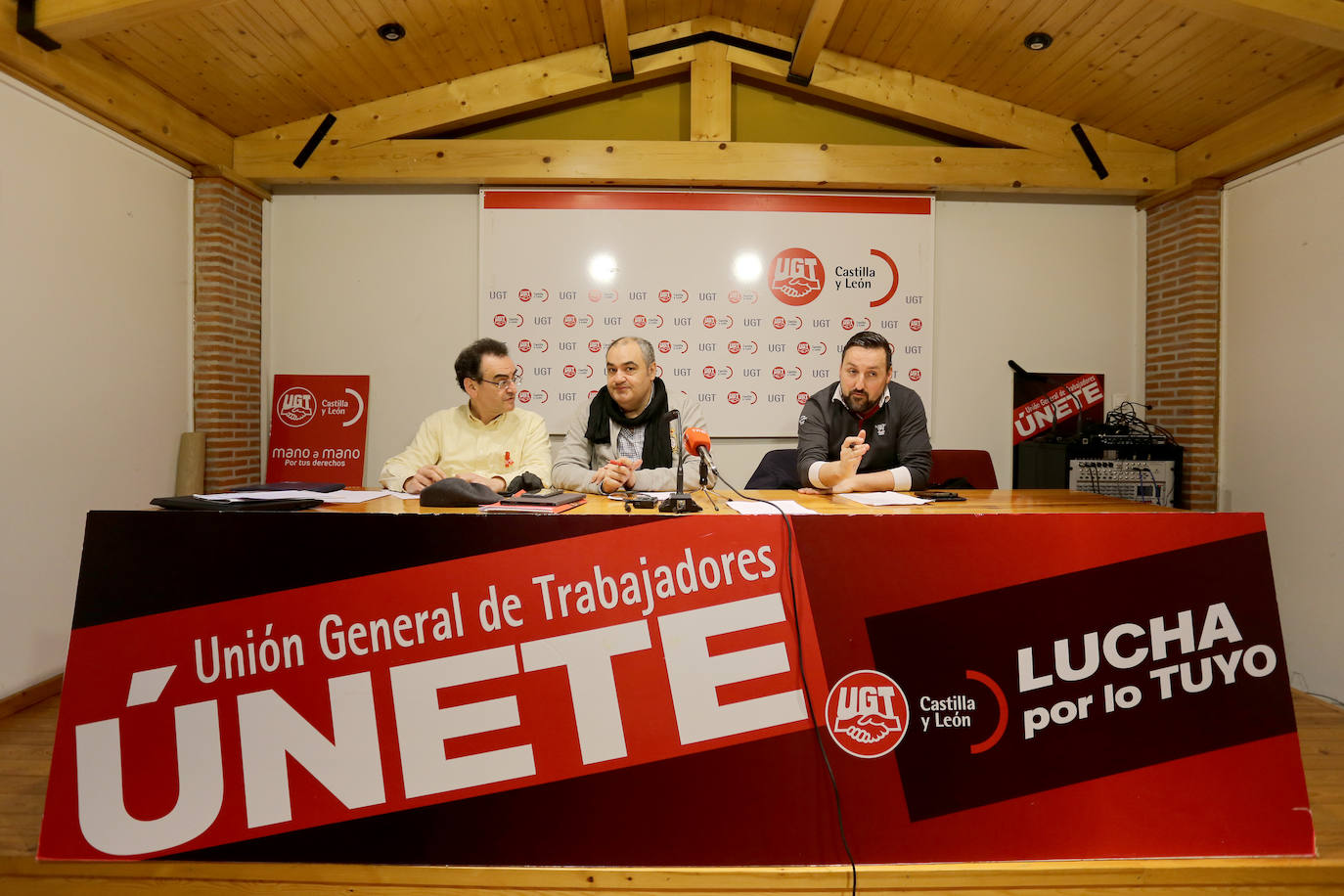 La Federación de Servicios Públicos de UGT Castilla y León informa del Pacto por la Sanidad y sobre la vulneración de una sentencia judicial. De izquierda a derecha, el secretario de Sanidad, Miguel Hoguín: el secretario general, Tomás Pérez; y el secretario de autonómica, Julio César Martín.