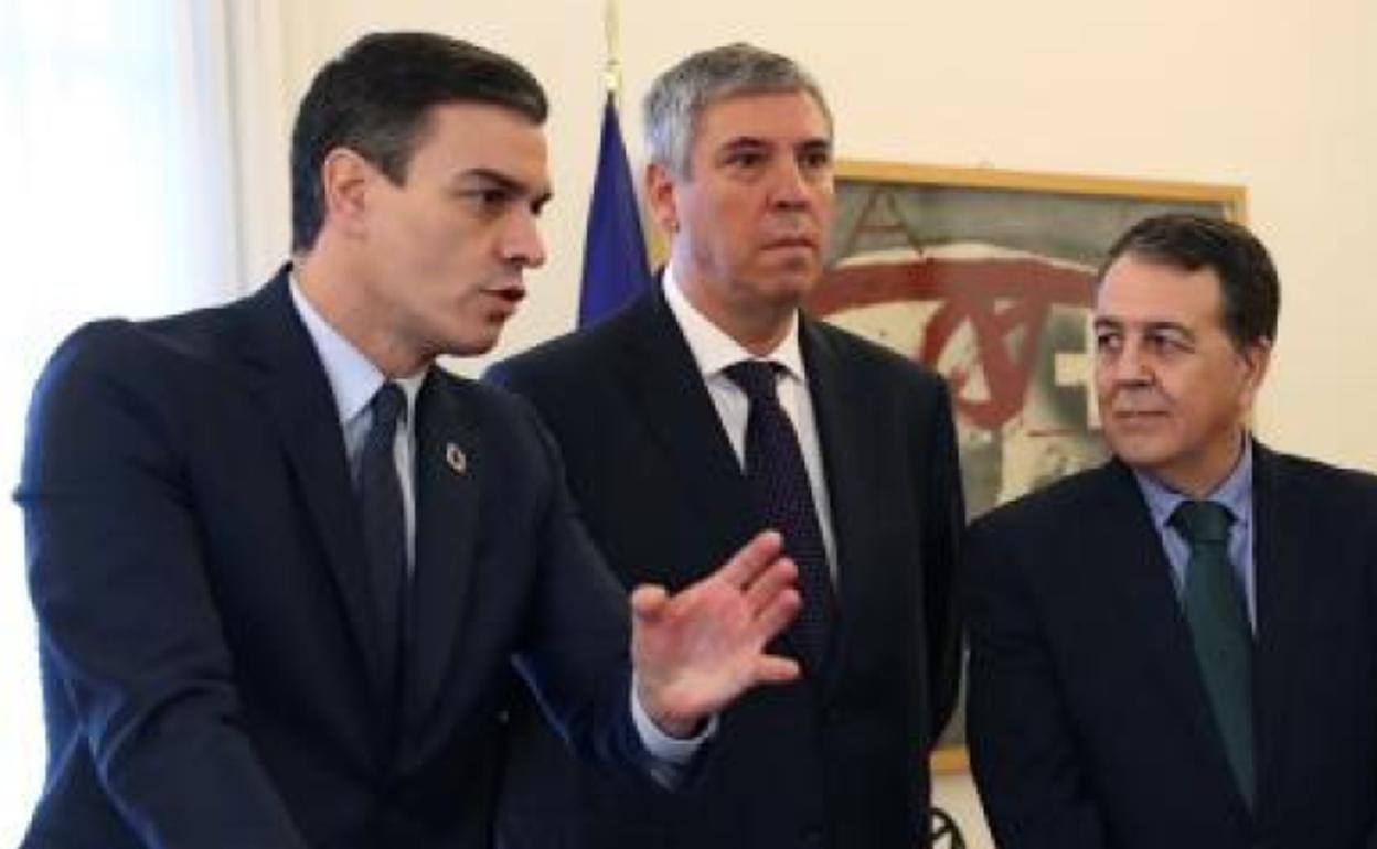 De los Mozos (centro) se reunió el lunes con el presidente del Gobierno (izda), como presidente de la patronal Anfac.
