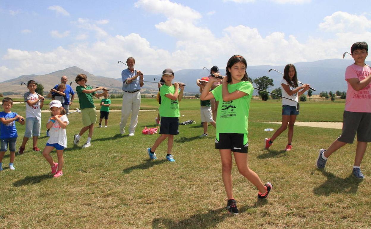 Un grupo de niños, durante un campus de golf en La Faisanera. 