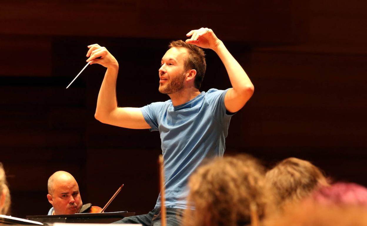 Andrew Gourlay, durante un ensayo con la OSCyL. 