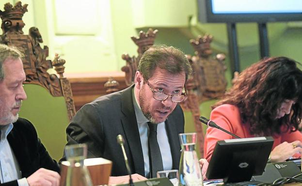 El alcalde, Óscar Puente, interviene durante el Pleno, junto a Manuel Saravia y Ana Redondo.