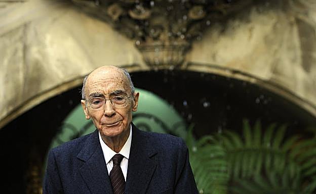El escritor portuguñes José Saramago.