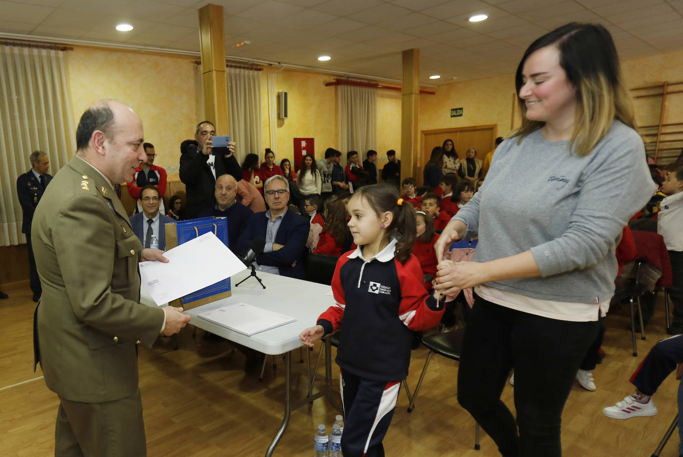 El coronel Carlos Hidalgo entrega las cartas escritas por los militares a los escolares.