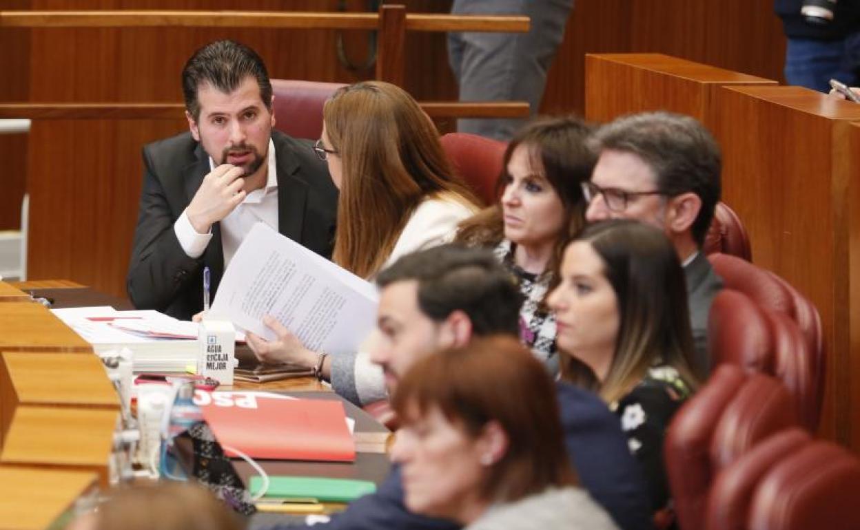 Luis Tudanca conversa con Virginia Barcones en el hemiciclo de las Cortes de Castilla y León.