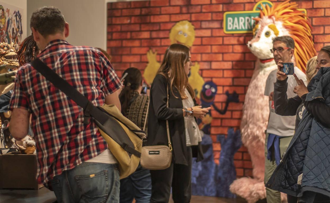 Los visitantes de la exposición pueden reencontrarse con personajes de su infancia como Espinete. 