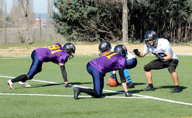 Los Valladolid Penguins ensayan una jugada de salida.