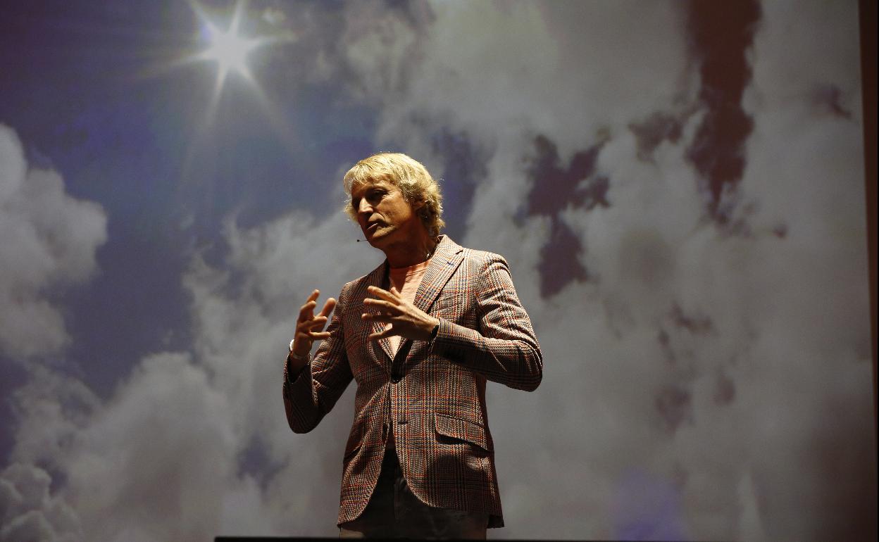 Jesús Calleja, durante su charla en los Premios Genio.