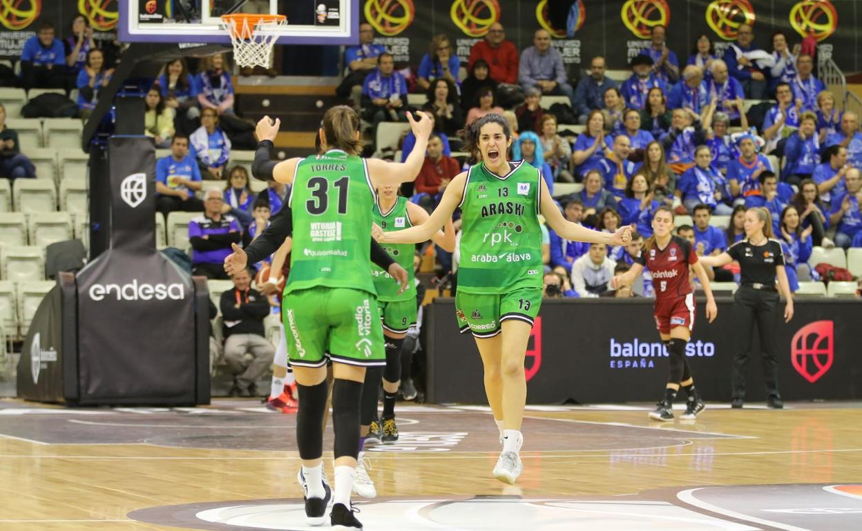 Las jugadoras de Araski celebran la victoria ante Gernika. 