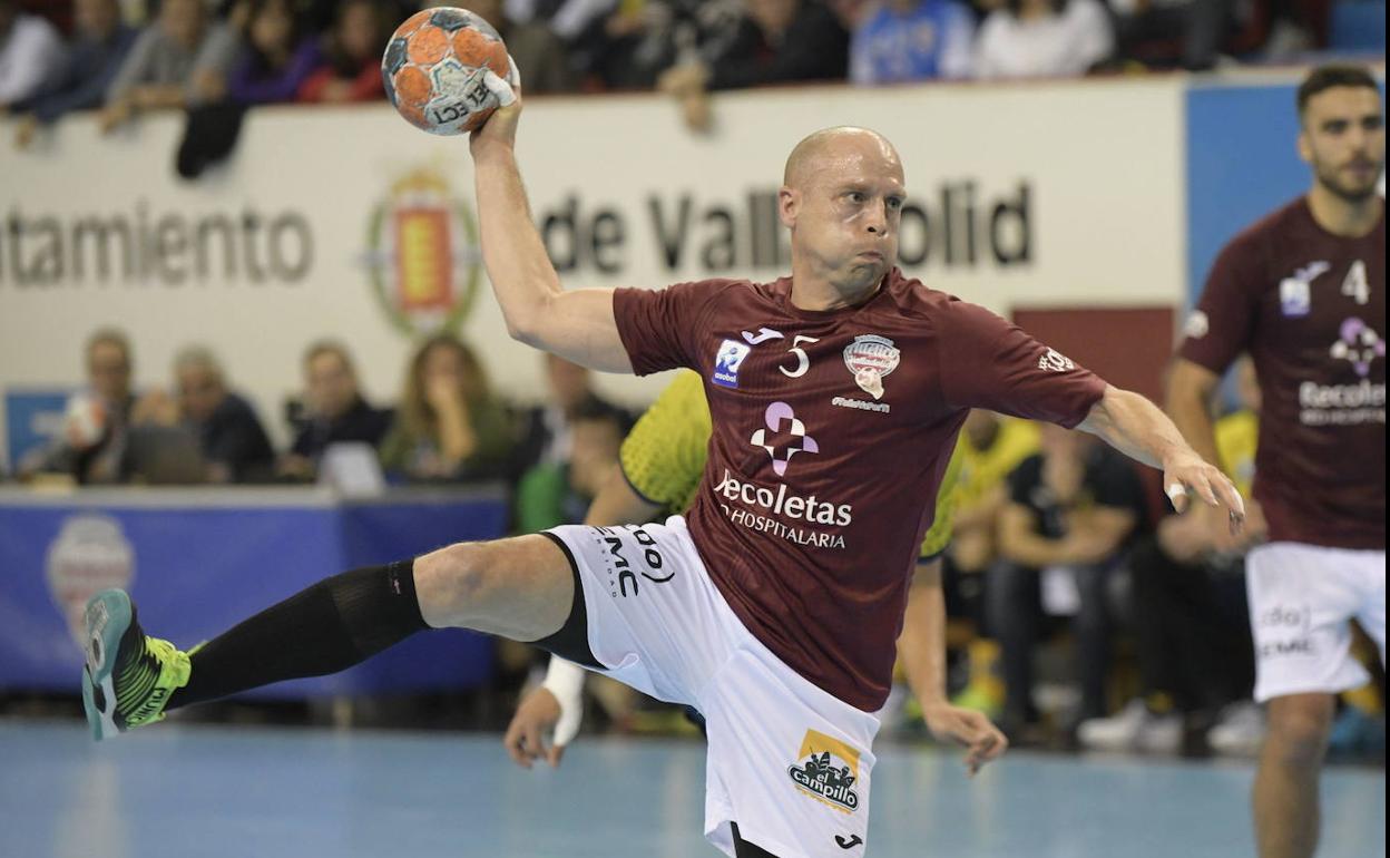 Diego Camino ejecuta un lanzamiento durante el partido ante el Bidasoa disputado en en el Polideportivo Huerta del Rey .