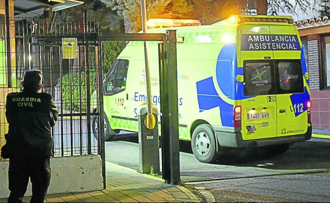 Una ambulancia accede al recinto de la Comandancia, donde se encuentra la residencia de estudiantes.