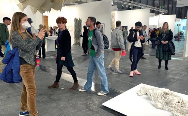 Una mujer con mascarilla en la pasada feria de Arte Arco.