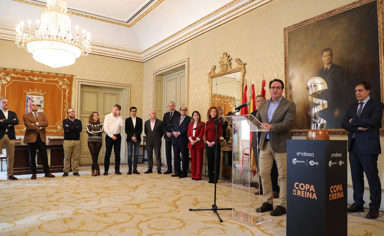 El presidente de Avenida Jorge Recio se dirige a los asistentes al acto. 