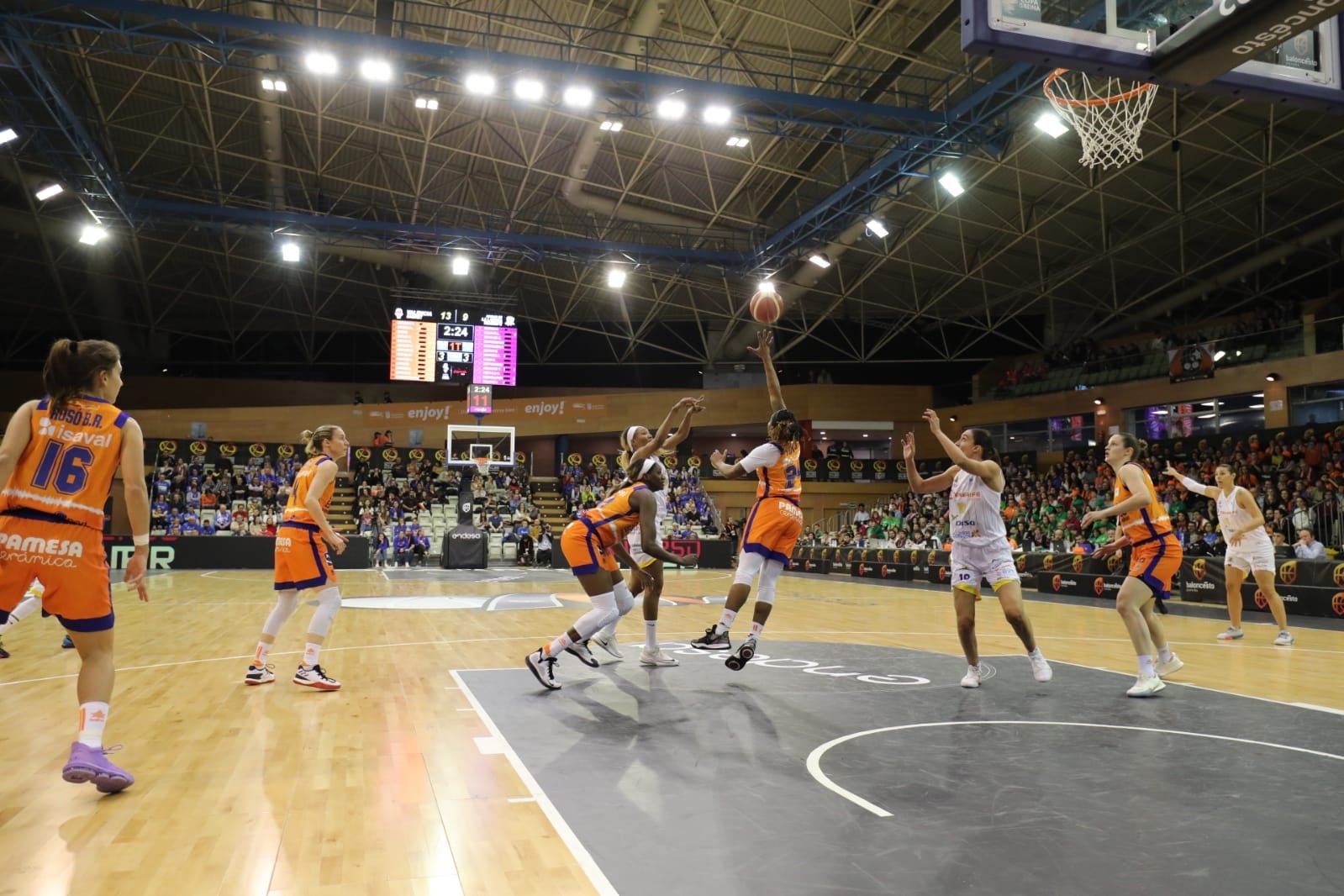 Los dos equipos se han visto las caras en la Liga recientemente con triunfo para las valencianas 75-58.