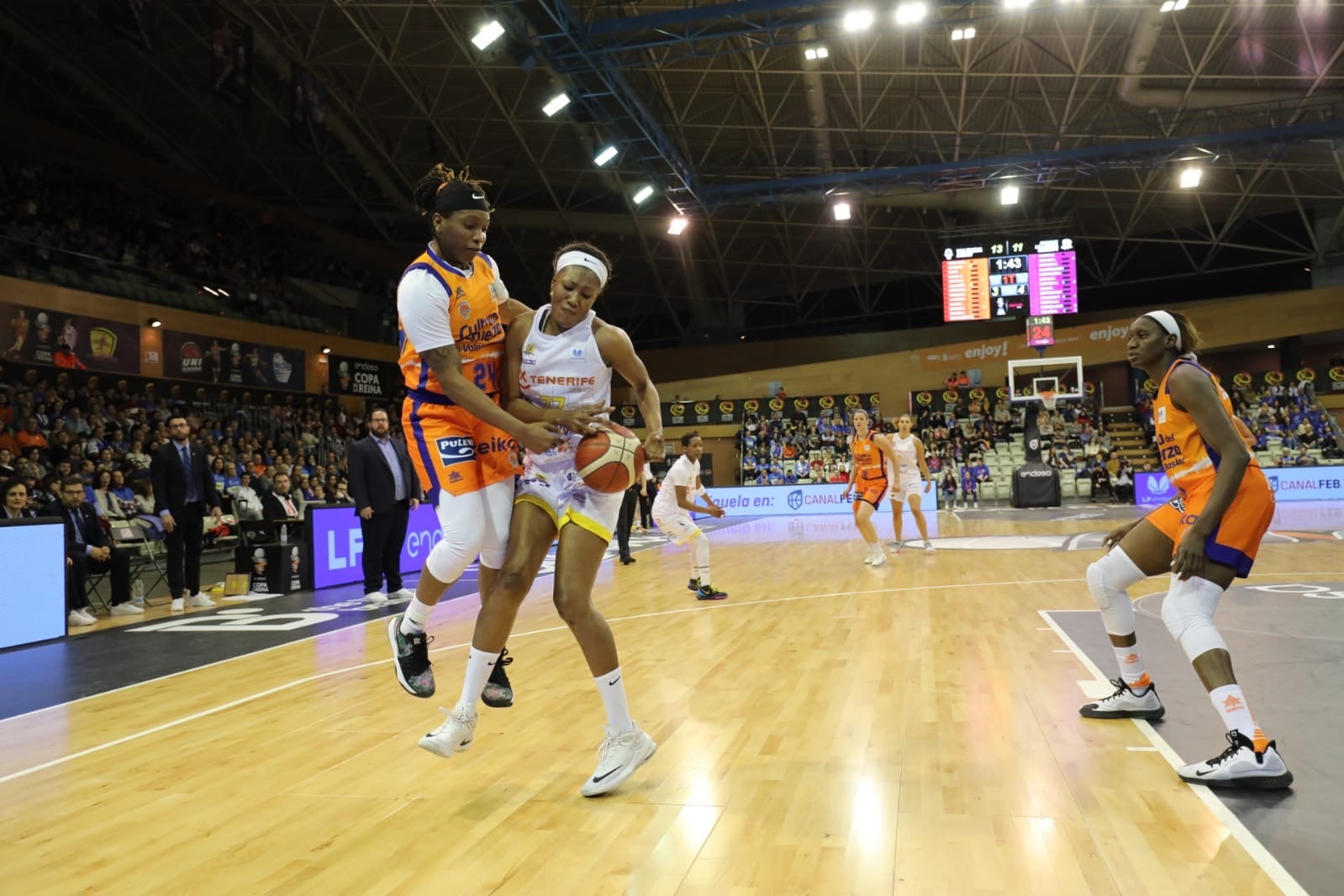 Los dos equipos se han visto las caras en la Liga recientemente con triunfo para las valencianas 75-58.