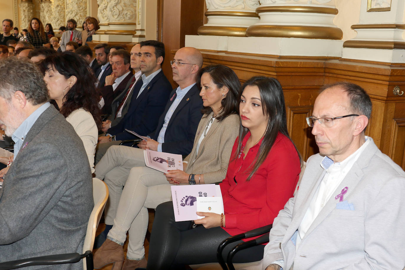 Fotos: Lectura del manifiesto de Día de la Mujer en el Ayuntamiento de Valladolid