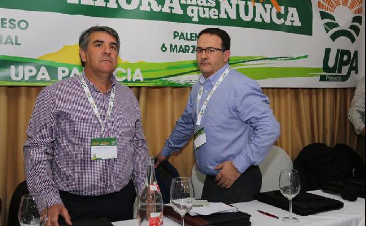 La Unión de Pequeños Agricultores de Palencia (UPA) celebra su VIII Congreso Provincial, bajo el lema 'Agricultura y Ganadería familiar, ahora más que nunca', en la imagen el secretario general saliente Raúl Azpeleta (D), junto al nuevo secretario general, Blas Donis (I). 
