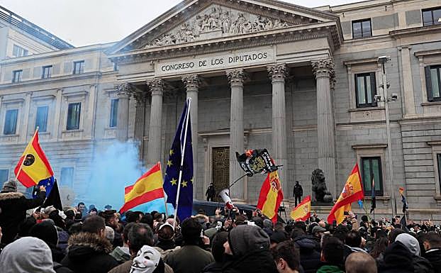 Manifestación de los policías y los guardias civiles ante el Congreso de los Diputados.