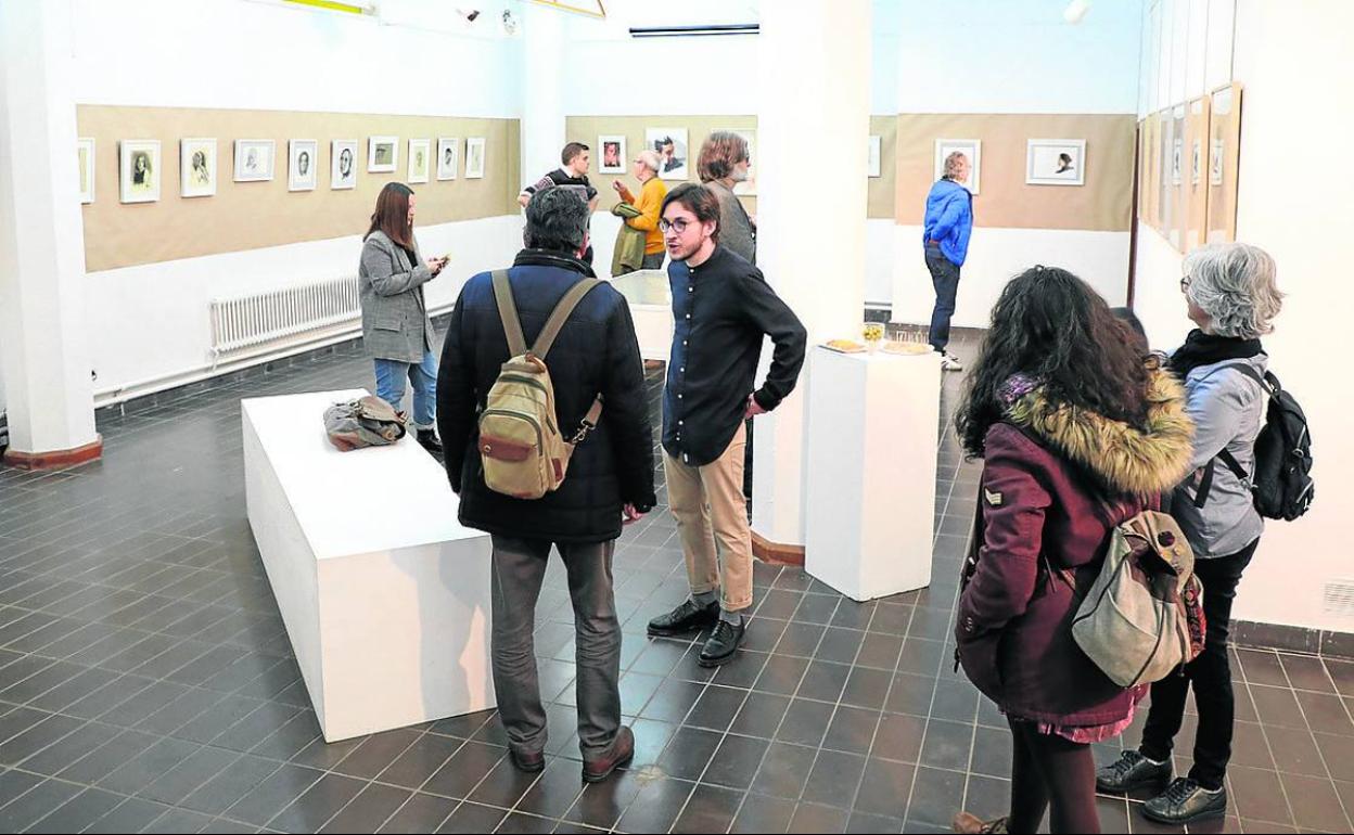 Bogdan Chaikovskyi, en el centro, durante la inauguración de su exposición.