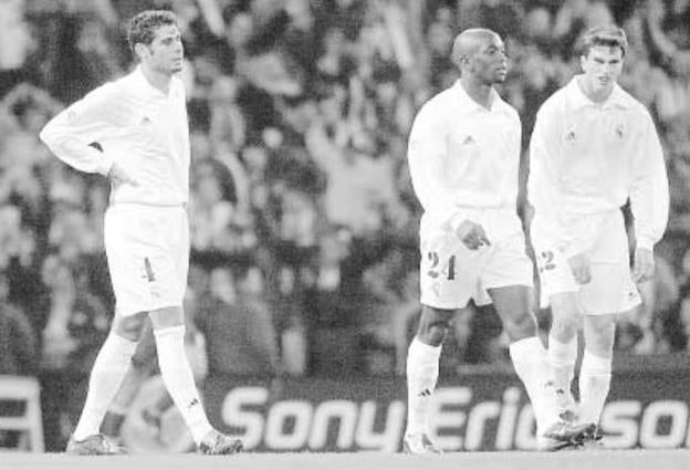 Hierro, Makelele y Pavón, desolados tras el segundo gol deportivista. 