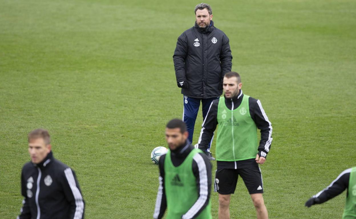 Sergio observa las evoluciones de sus jugadores durante un entrenamiento. 