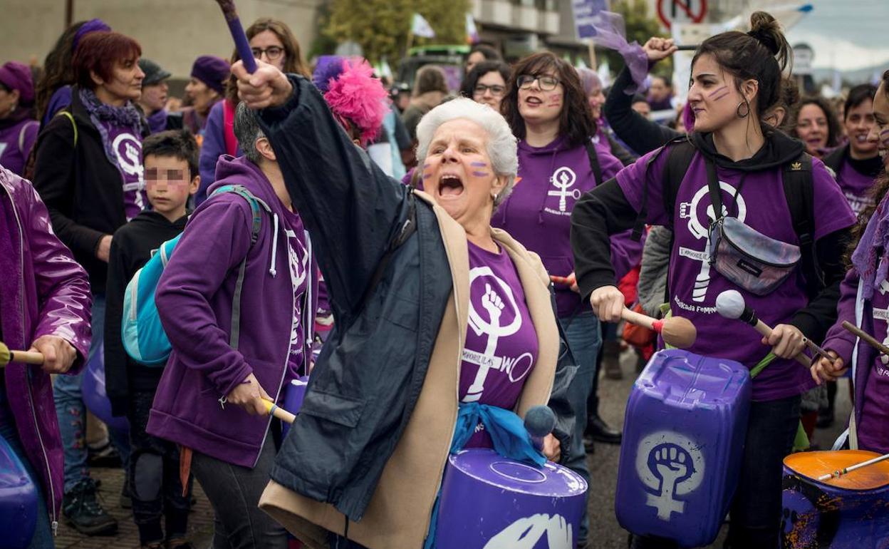 Varias mujeres participan en una marcha feminista, previa al 8M, para poner en valor al papel de las mujeres en la reapertura del paritorio de Verín, Orense. 