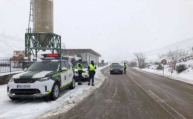 Agentes de la Guardia Civil durante el control de vehículos en el Puerto de Pajares.