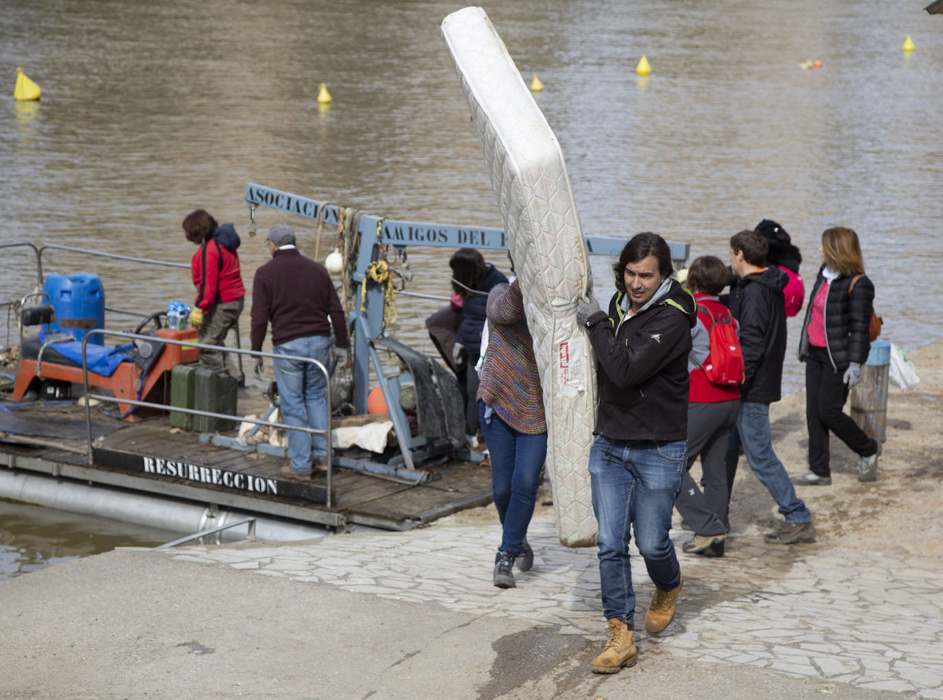 Cincuenta voluntarios se han unido este sábado a la asociación Amigos del Pisuerga para limpiar las riberas del río.