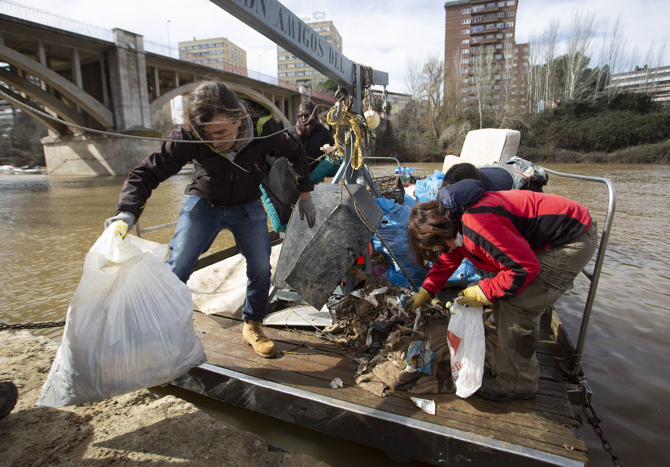Cincuenta voluntarios se han unido este sábado a la asociación Amigos del Pisuerga para limpiar las riberas del río.