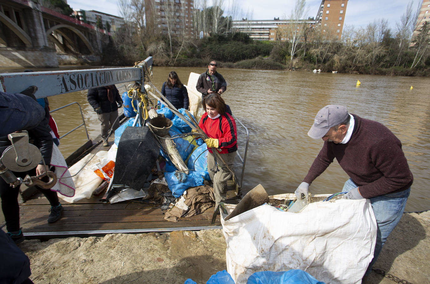Cincuenta voluntarios se han unido este sábado a la asociación Amigos del Pisuerga para limpiar las riberas del río.