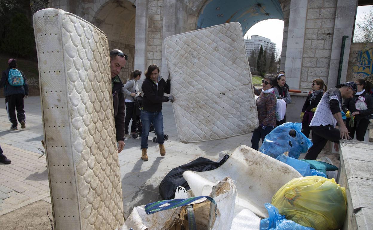 Desechos recogidos en la ribera del río Pisuerga. 