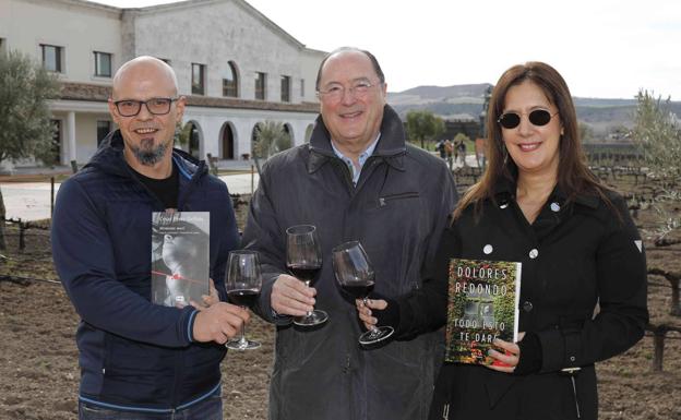 César Pérez Gellida, Carlos Moro y Dolores Redondo brindan en el exterior de la bodega Emina.