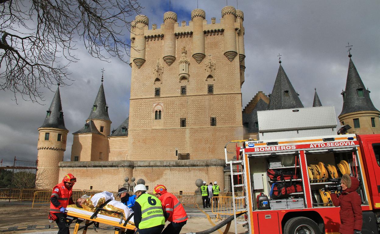 Simulación de traslado de un herido en el incendio. 