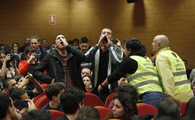 Un grupo de personas interrumpen el acto de Pablo Iglesias en la Universidad Complutense.