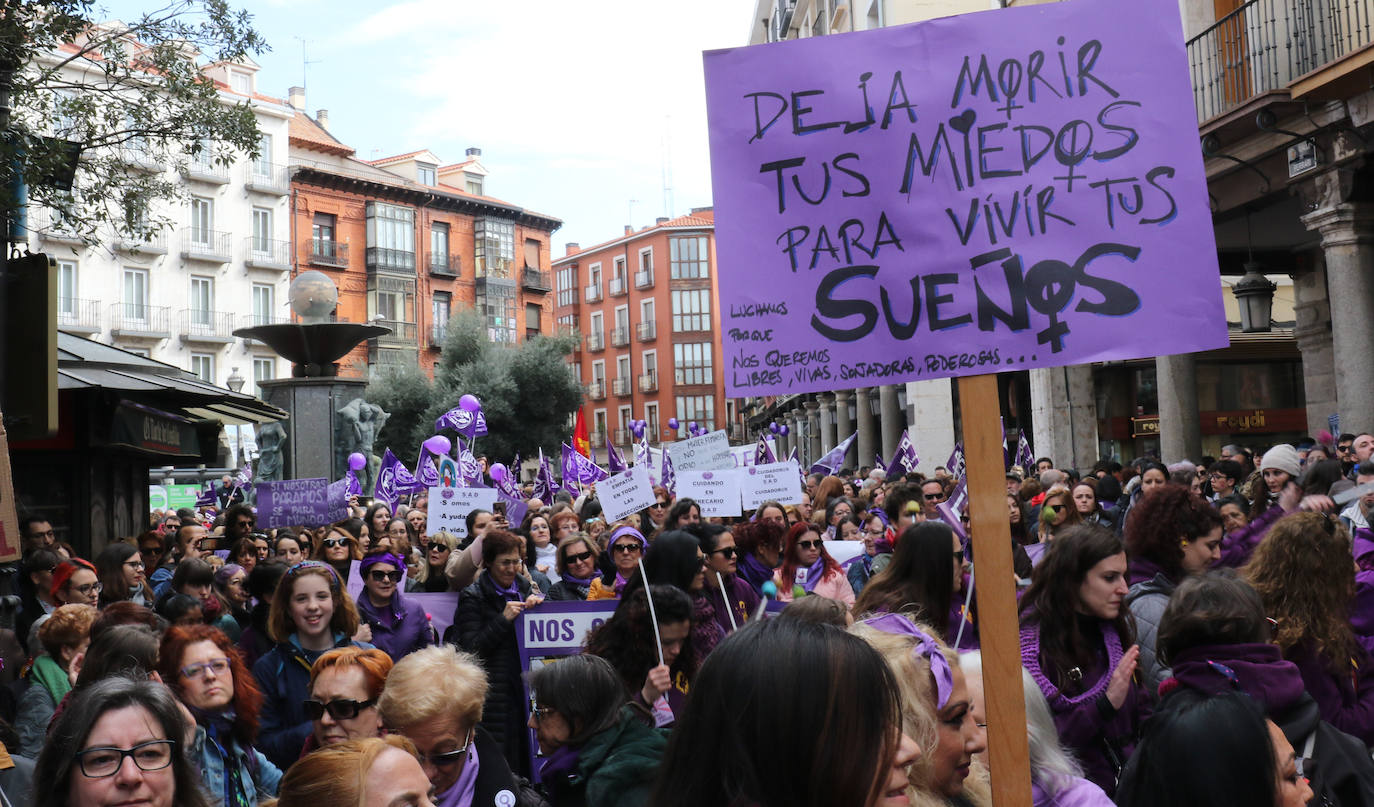 Miles de personas salen a la calle en Valladolid para reclamar la igualdad real de las mujeres.